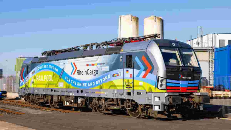 Niedrigwasser am Rhein: RheinCargo ergänzt HKM-Verkehre per Bahn