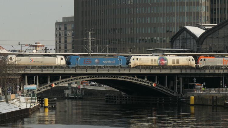 Loks auf einer Bahnbrücke