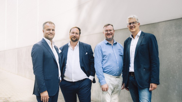 Das Management-Team von TESVOLT OCEAN (v. l.): Øystein Kjæreng (CEO), Kilian Hoffmann (CCO), Kent Thoresen (CTO) und Mathias Ressel (CFO) lächeln in die Kamera