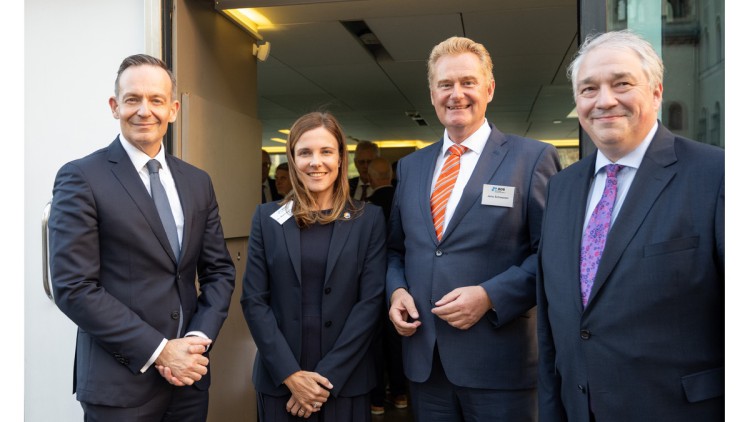 v.l.n.r.: Bundesverkehrsminister Dr. Volker Wissing, BDB-Vizepräsidentin Dr. Marie Nauheimer (Primus Linie, Frankfurt am Main), BDB-Geschäftsführer Jens Schwanen, BDB-Präsident Martin Staats (MSG, Würzburg) lächeln in die Kamera.