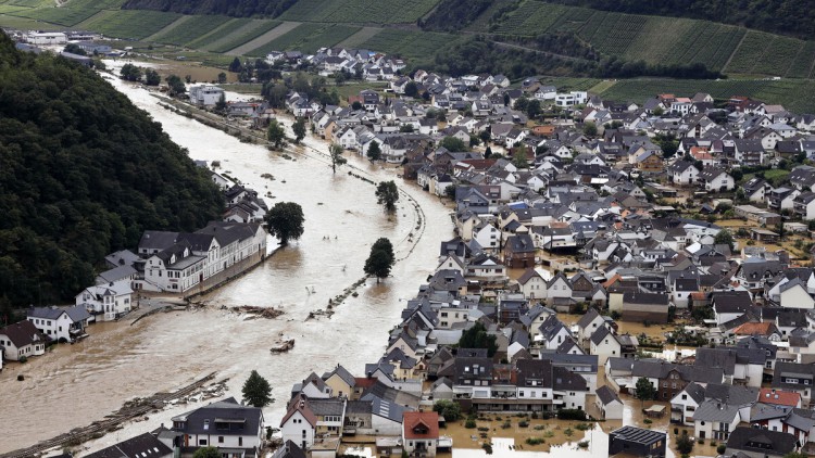 Hochwasser 2021: In der Eifel haben heftige Regenfälle und Dauerregen für Überschwemmungen und Überflutungen gesorgt. Im Ahrtal trat der Fluss vielerorts über die Ufer und überschwemmte nicht nur Keller sondern ganze Ortschaften. Im Bild der Ort Dernau (L
