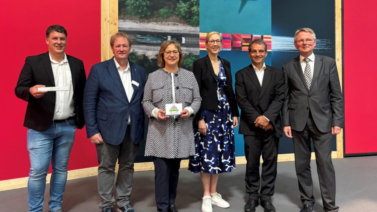 Die Experten der Diskussionsrunde waren sich einig, dass der Modal Shift hin zu mehr EisenbahnGüterverkehr nur mit Hilfe einer stärkeren öffentlichen Sensibilisierung gelingen kann. Hierzu will die  Initiative „Jeder Meter zählt – Bündnis Gütergleise“ wa