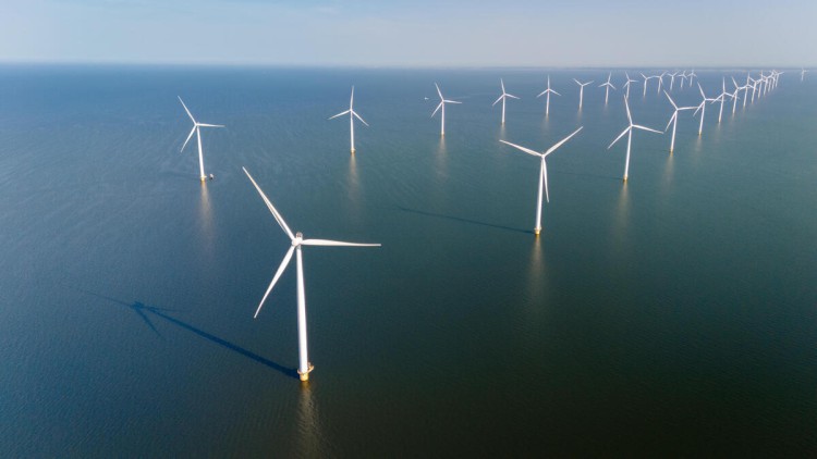 Zwei Reihen Windräder im Meer