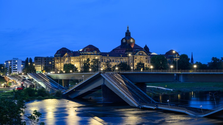 Die eingestürzte Carolabrücke in der Dämmerung in Dresden vor der Staatskanzlei