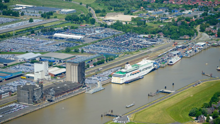 Außenhafen Emden - Ausrüstung von Kreuzfahrtschiffen