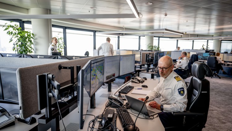 Männer sitzen an Arbeitsplätzen im neu eröffneten HCC im Hafen Rotterdam