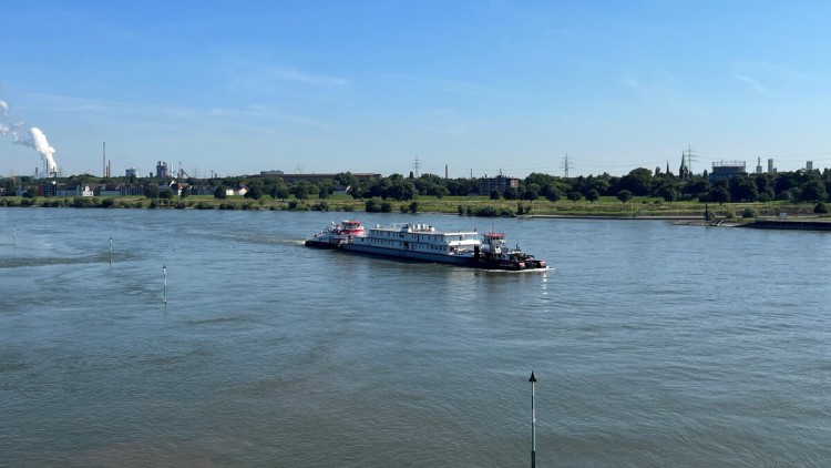 Zwei Schubboote der HGK Shipping brigen das Schulschiff Rhein auf die Meidericher Schiffswerft