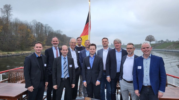  Vertreter der ARGE bei den Feierlichkeiten zum ersten Ausbauabschnitt, v.l.n.r.: Florian Merz (NNT/DI), Lutz Dröge (NNT/DI), Olaf Gerkmann (NNT/DI), Bernhard Hebbelmann (DB), Malte Reinhart (VdH/CvE), Thomas Biermanski (DB), Sebastiaan Coonen (VdH), Leon