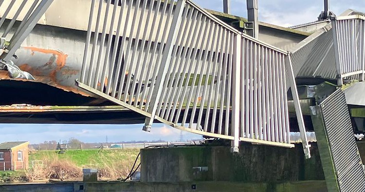 Brücke mit verbogenem Längsträger