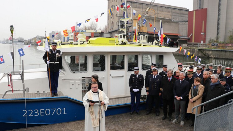 Menschengruppe vor Polizeiboot