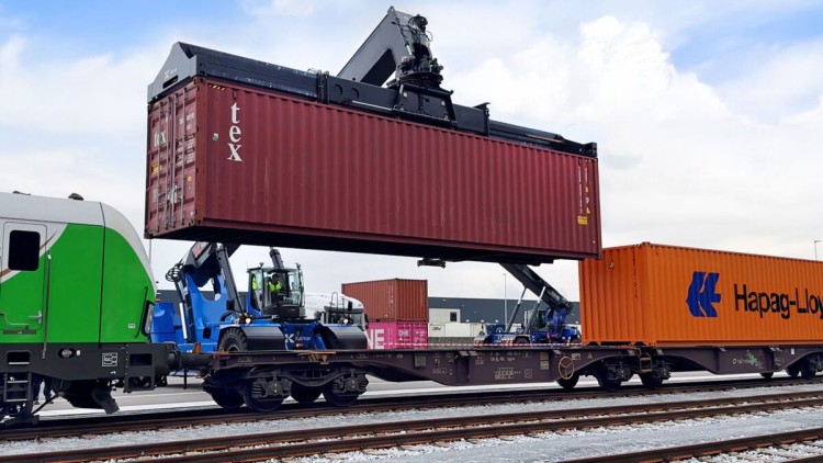 Umschlag auf die Schiene