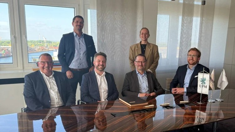 Von rechts nach links: Constantin Conrad, CEO Leschaco Group Charlotte Palermo, Shareholder Leschaco Group Jukka Hölsä, VP Logistics, UPM Lauri Rikala, Director Global Break Bulk Shipping, UPM Tilo Hoff, General Manager Anker Jan Remmers, Managing Directo