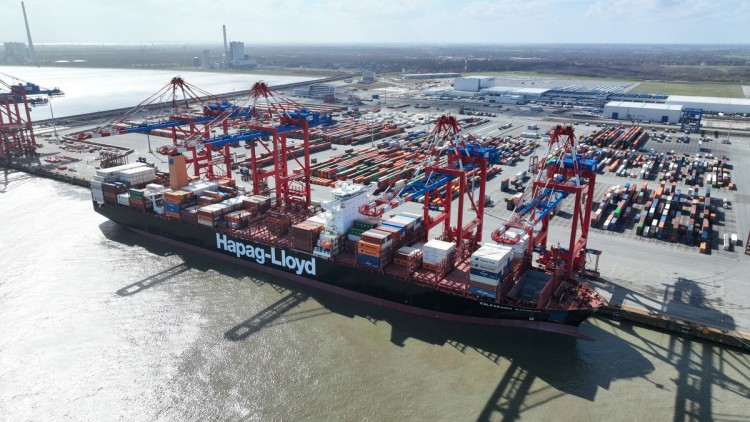 Ein Schiff von Hapag Lloyd wird am Hafen von Kränen mit Containern beladen