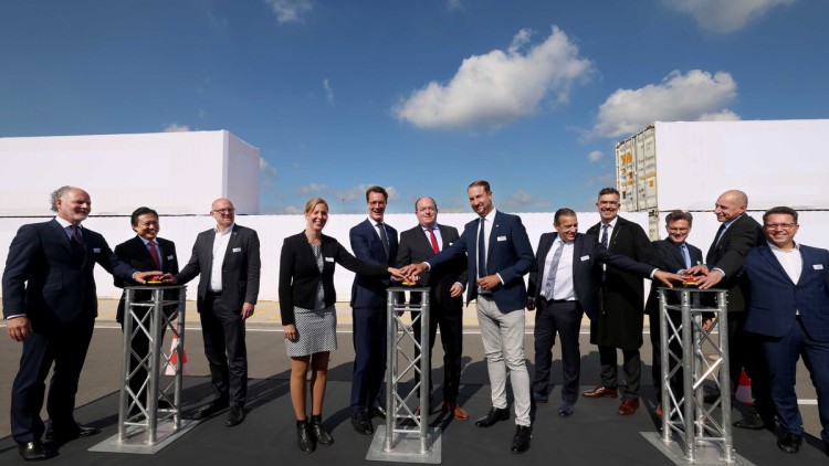 Gaben gemeinsam das Signal zum Start des Duisburg Gateway Terminals (v. links): Lars Nennhaus (duisport), Vincent Ng (PSA), Oberbürgermeister Sören Link, Prof. Dr. Anna Grevé (Fraunhofer UMSICHT), NRW-Ministerpräsident Hendrik Wüst, Markus Bangen, Prof. D