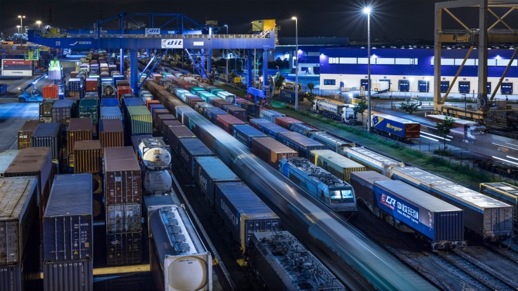 Intermodal-Terminal bei Nacht