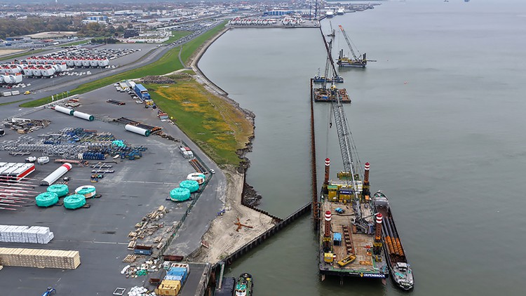 Durchgehende Spundwandlinie im Hafen Cuxhaven