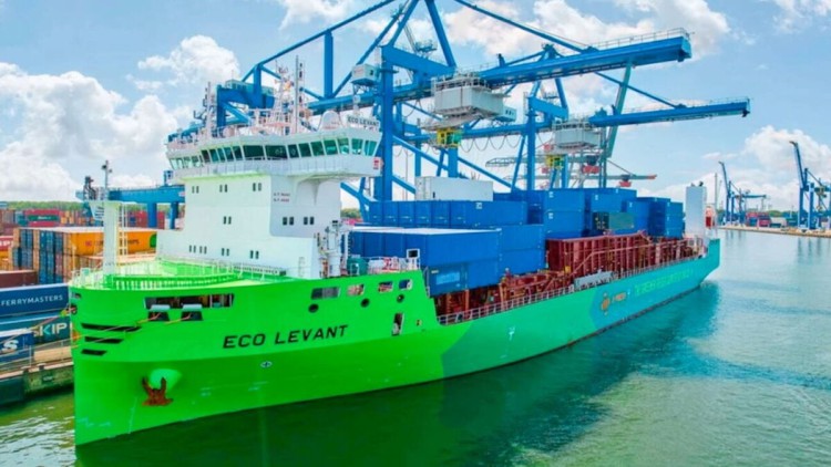 Das Containerschiff Eco Levant der Reederei X-Press Feeders wurde im Rotterdamer Hafen mit Ethanol betankt
