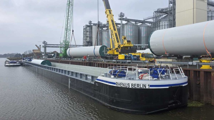 Entladung der Windturbinen-Komponenten im Hafen Haren