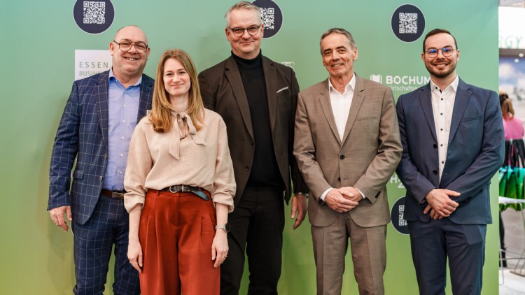 (v.l.): Klaus-Peter Ehrlich-Schnelting (stellv. Vors. EcoPort813), Laura Möll-mann (Projektmanagerin HyMR), Jörn Kleinelümern (Projektleiter HyMR), Michael Düchting (Geschäftsführer EcoPort813), Mario Althof (Projektmanagement EcoPort813)