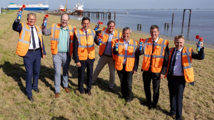 Erster Rammschlag für den Bau des Großschiffsliegeplatz im Hafen Emden