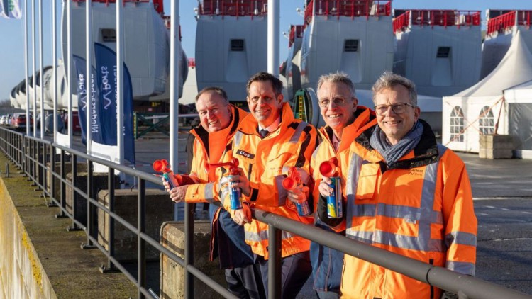 Erster Rammschlag für die Liegeplätze 5 bis 7 in Cuxhaven