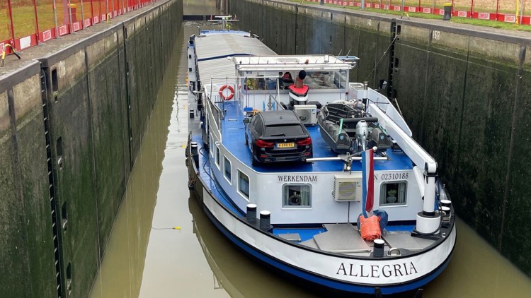 Erstes Schiff in Müden heute erfolgreich geschleust