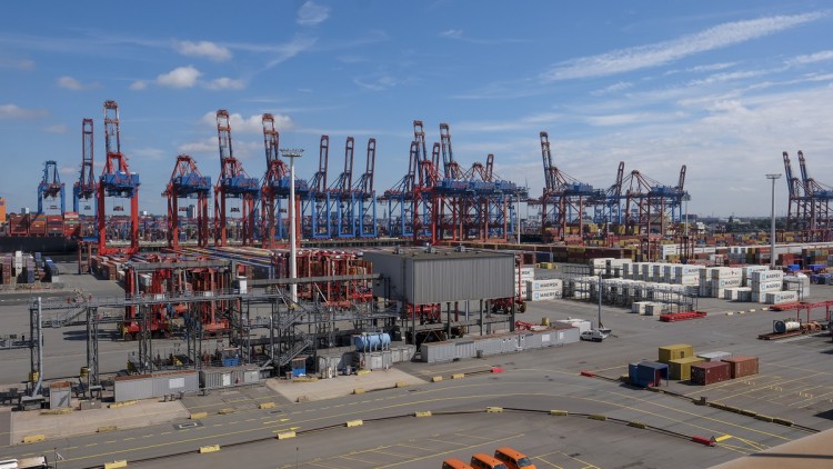 Blick auf ein Containerterminal.