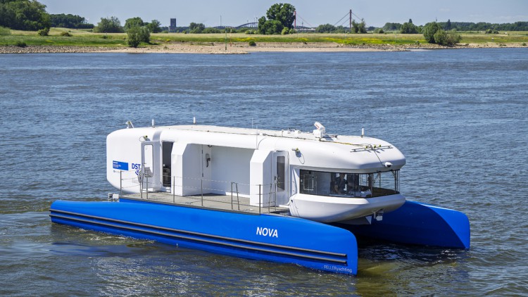 Forschungsschiff NOVA im Hafen Duisburg