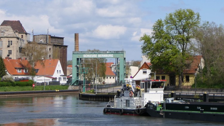 Schubschiff "Calbe" mit Decksprahm 4335 vor der Schleuse Bernburg