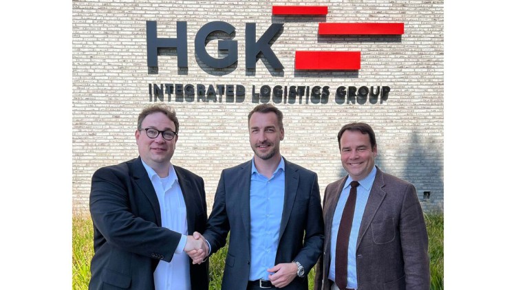 Gerrit Krupp (l.) und Dirk Michel (r.) gratulieren Steffen Bauer zur Bestellung zum CEO der HGK