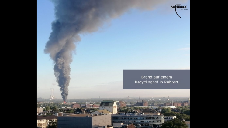 Panorama-Ansicht mit Rauchwolke vor blauem Himmel