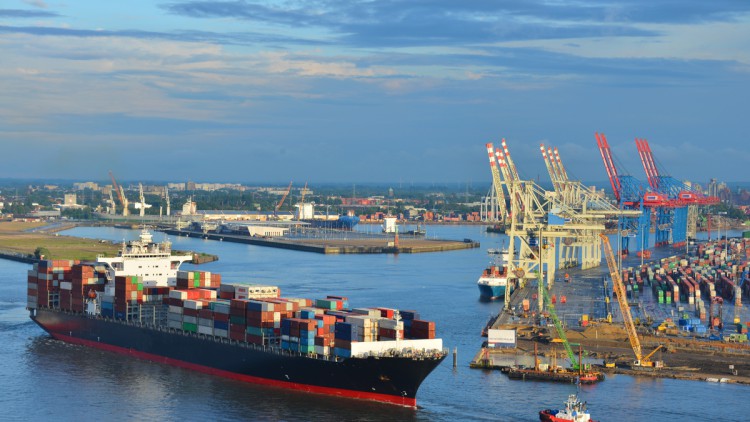 Hamburger Hafen mit Containerschiff