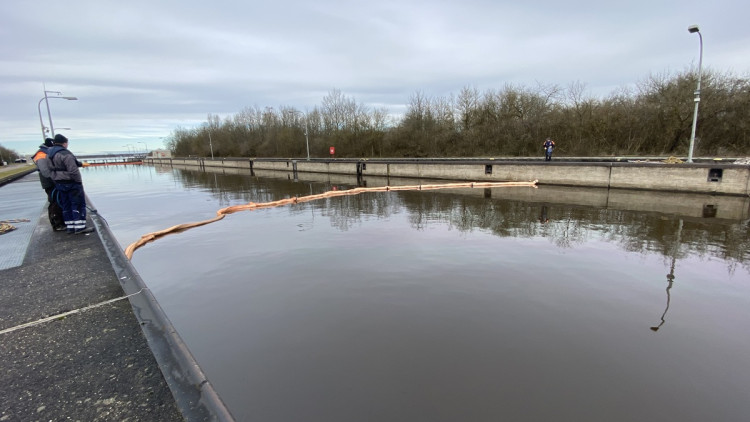 havarie-schleuse-geisling-oelschlangel-foto-wsa-donau-mdk.jpg