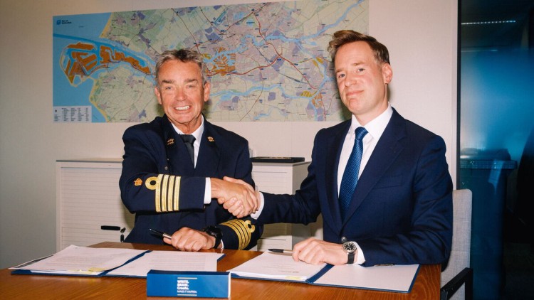 Hafenmeister René de Vries und Wietse van der Werf (Gründer und CEO der Sea Ranger Service) bei der Unterzeichnung der Vereinbarung. 