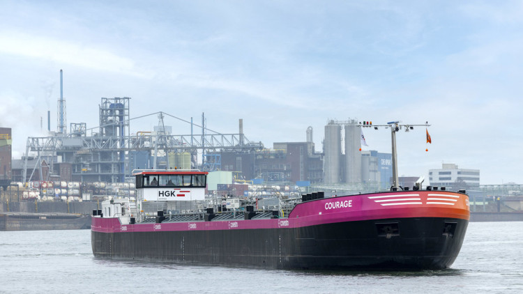 Tankmotorschiff auf dem Rhein vor Raffinerie im Hintergrund