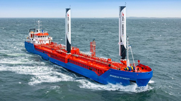 Küstenmotorschiff „Amadeus Titanium“