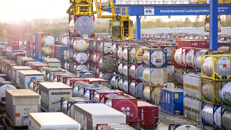 Kranung eines Tankcontainers in Ludwigshafen