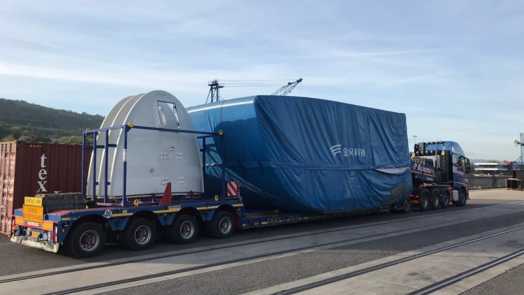 Lkw-Schwertransport im Hafen