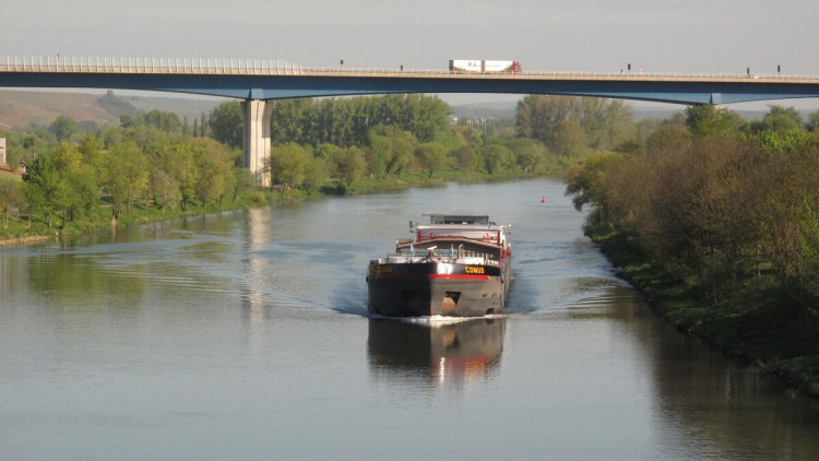 Ein Frachter auf einem Fluss.