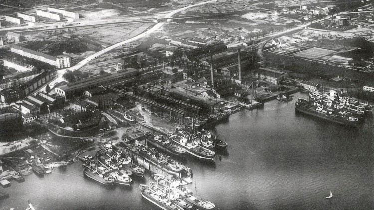 Alte schwarz-weiß Fotografie der Neptun Werft von 1920 aus der Vogelperspektive