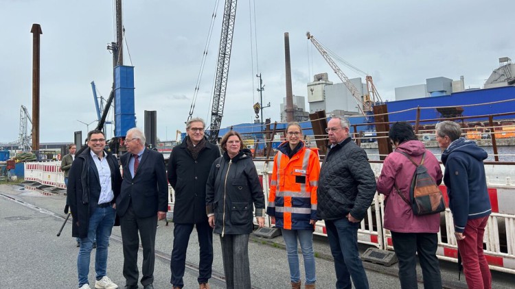 Neue Schwerlastkaje im Kalihafen