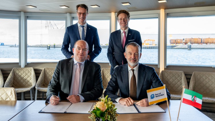 Duisburg und Rotterdam: Häfen treiben Energiewende gemeinsam voran v.l.): duisport-CEO Markus Bangen und Boudewijn Siemons, CEO der Port of Rotterdam Authority (vorne), NRW-Ministerpräsident Hendrik Wüst, Dr. Nikolaus Meyer-Landrut, Botschafter der Bundesrepublik Deutschland in den Niederlanden (hinten)