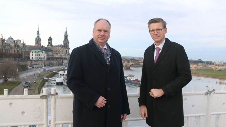 Oberbürgermeister Dirk Hilbert (l.) informiert Tschechiens Verkehrsminister Martin Kupka (r.)