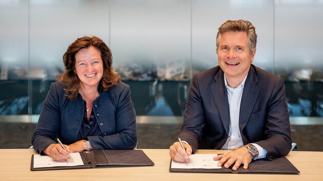 Übergabe von Routescanner: Vivienne de Leeuw (CFO Port of Rotterdam Authority, links) und Joan Blaas (CEO Royal Dirkzwager) lächeln bei der Bekanntgabe der Übertragung der digitalen Logistikplattform