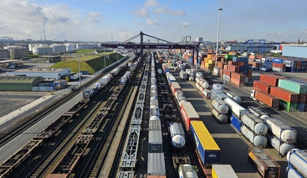 Gleise und Container