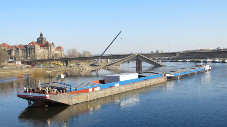 Erstes Güterschiff aus Tschechien passiert die teileingestürzte Carolabrücke in Dresden