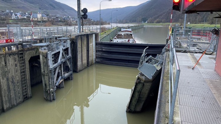 Schleusenkammer Richtung Unterwasser mit gesetztem Revisionsverschluss