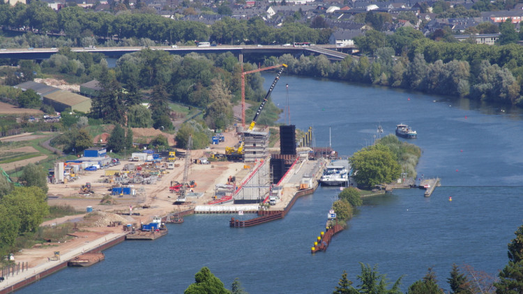 Luftbild der Schleuse Trier mit Kran, der einen Torflügel aushebt