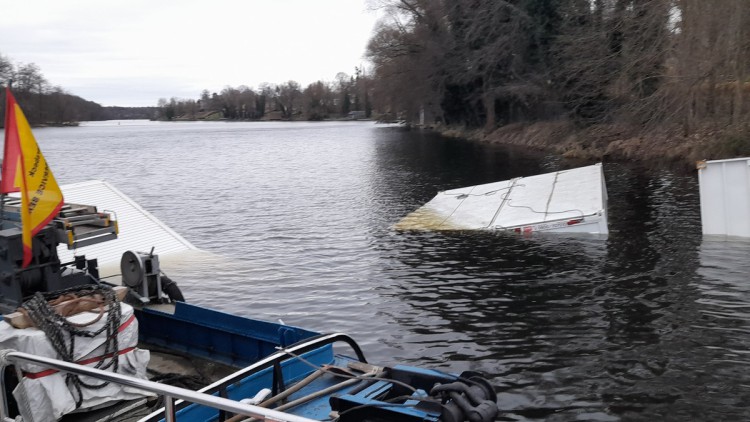 Aus dem Wasser herausragende Container