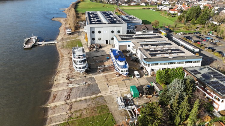 Solarpaneele auf den Hallendächern der Lux-Werft